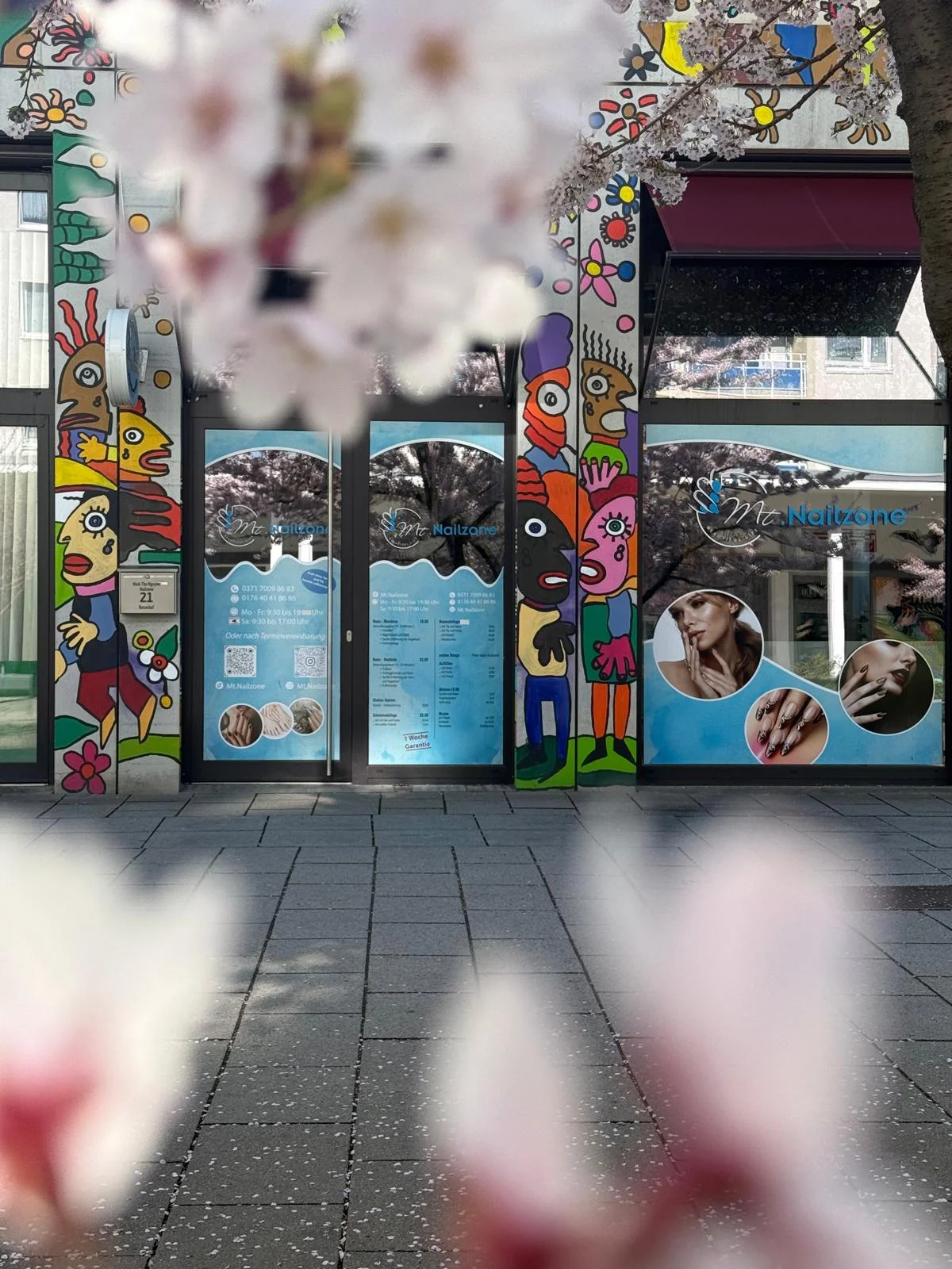 Mt.Nailzone Schaufenster mit bunt bemalten Fassaden im Rosenhof Chemnitz